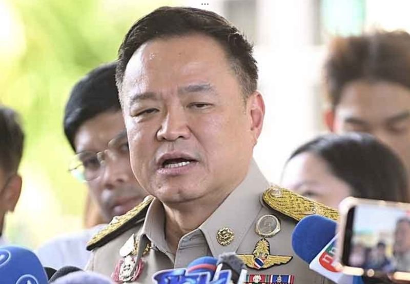 . Premierminister Anutin Charnvirakul schloss am 8. Dezember 2025 jegliche Verhandlungen mit Kambodscha über die anhaltenden Grenzkonflikte aus und erklärte, ein Waffenstillstand werde nur erfolgen, wenn Kambodscha die Bedingungen Thailands erfülle. In einer Rede im Regierungssitz um 14:20 Uhr sagte er, thailändische Militäroperationen könnten nicht offengelegt werden, bekräftigte aber, Thailand handle zur Verteidigung seiner Souveränität.