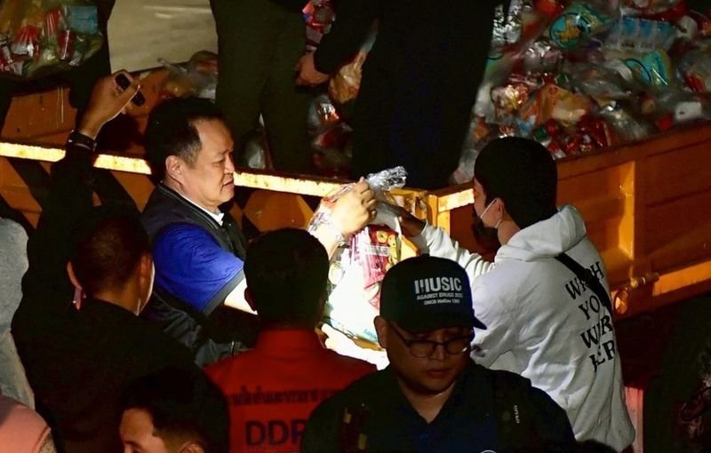 Premierminister Anutin Charnvirakul hat proaktiv einen Sonderausschuss zur Bekämpfung der wiederkehrenden Überschwemmungsprobleme Thailands eingesetzt und dabei Lehren aus den verheerenden Überschwemmungen von 2011 und diesem Jahr gezogen. Der Ausschuss, dem über 30 Mitglieder angehören, hat sich zum Ziel gesetzt, Strategien zur Minderung künftiger Katastrophen zu entwickeln und betroffenen Regionen schnellstmöglich zu helfen.