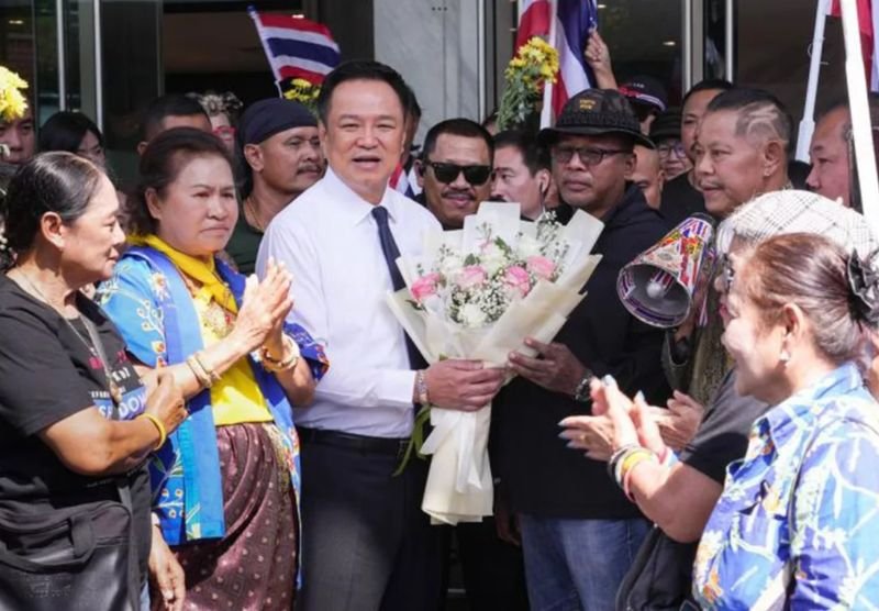 Premierminister Anutin Charnvirakul erklärte, Thailand werde angesichts der eskalierenden Kämpfe an der thailändisch-kambodschanischen Grenze niemals nachgeben und sicherte den Streitkräften die volle Unterstützung der Regierung bei der Verteidigung der nationalen Souveränität zu.