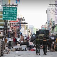 Premierminister Anutin Charnvirakul hat ein Dekret unterzeichnet, mit dem der Ausnahmezustand in der Provinz Songkhla mit Wirkung zum 5. Dezember aufgehoben wird. Der Notstand wurde ursprünglich am 25. November aufgrund schwerer Überschwemmungen infolge starker Regenfälle ausgerufen. Die Absage erfolgt aufgrund der sich verbessernden Lage, da das Hochwasser zurückgegangen ist und die Notfallmaßnahmen nun unter Kontrolle sind.