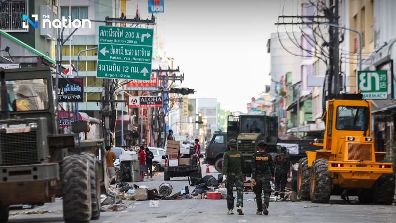 Premierminister Anutin Charnvirakul hat ein Dekret unterzeichnet, mit dem der Ausnahmezustand in der Provinz Songkhla mit Wirkung zum 5. Dezember aufgehoben wird. Der Notstand wurde ursprünglich am 25. November aufgrund schwerer Überschwemmungen infolge starker Regenfälle ausgerufen. Die Absage erfolgt aufgrund der sich verbessernden Lage, da das Hochwasser zurückgegangen ist und die Notfallmaßnahmen nun unter Kontrolle sind.