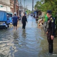 Die Stadtverwaltung von Bangkok (BMA) hat Personal mobilisiert, um die für die gesamte Woche (heute bis 12. Dezember 2025) erwartete Flutwelle genau zu überwachen, nachdem das Hydrographische Amt eine Warnung herausgegeben hatte, dass der Wasserstand im Chao Phraya Fluss, insbesondere zwischen 8:00 und 14:00 Uhr, deutlich ansteigen wird.