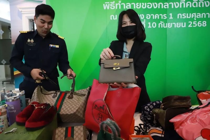 Das Department für geistiges Eigentum (DIP) hat landesweit verstärkt gegen die Verletzung von Rechten des geistigen Eigentums vorgegangen und in den ersten elf Monaten dieses Jahres mehr als 3,3 Millionen gefälschte und raubkopierte Artikel mit einem Schaden von über 1,14 Milliarden Baht beschlagnahmt.