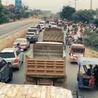 Sowohl die Bewohner der Grenzstadt Aranyaprathet auf thailändischer Seite als auch von Poipet direkt gegenüber auf kambodschanischer Seite wurden evakuiert, nachdem gestern (21. Dezember) neue Kämpfe ausgebrochen waren, als Khmer-Truppen BM-21-Raketen auf diesen Bezirk in der Provinz Sa Kaeo abfeuerten, woraufhin Thailand reagierte, berichtete Amarin TV.