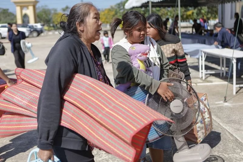 Thailändische Soldaten greifen kambodschanische Truppen an, die in Sa Kaeo eindringen. Die Operation wurde gestartet, um thailändisches Hoheitsgebiet zurückzuerobern.Die Burapha-Einsatzgruppe der thailändischen Armee startete am Montag Angriffe auf kambodschanische Truppen in der Provinz Sa Kaeo, denen vorgeworfen wird, die thailändische Souveränität verletzt zu haben.