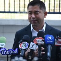 . Der ehemalige stellvertretende nationale Polizeichef, General Surachate Hakparn „Big Joke“ , reichte am 1. Dezember weitere Beschwerden gegen zwei hochrangige Verwaltungsbeamte des Obersten Verwaltungsgerichts ein. Er wirft ihnen Fehlverhalten und Befangenheit vor, die seiner Ansicht nach die Fairness seines laufenden Verfahrens beeinträchtigen könnten.