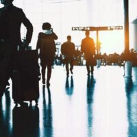 Angesichts des erwarteten Anstiegs des Flugverkehrs zum Jahresende hat die thailändische Zivilluftfahrtbehörde (CAAT) die Fluggesellschaften gebeten, vom 27. Dezember 2025 bis zum 4. Januar 2026 66 zusätzliche Flüge anzubieten. Dadurch werden 11.312 zusätzliche Sitzplätze geschaffen. Darüber hinaus gewähren die Fluggesellschaften 30 % Rabatt auf 202 Flüge auf elf Strecken.