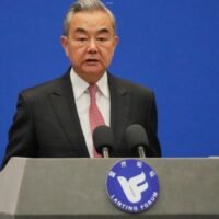 . China und Vietnam begrüßten die gemeinsame Erklärung und das Waffenstillstandsabkommen zwischen Kambodscha und Thailand und bezeichneten Dialog und Konsultation als wirksame Instrumente zur Beilegung komplexer Streitigkeiten und zur Entschärfung der Grenzspannungen. Die Erklärungen unterstreichen die regionale Unterstützung für eine Deeskalation und signalisieren diplomatisches Engagement zur Festigung der Stabilität nach dem Abkommen.