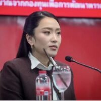 Das durchgesickerte Telefongespräch zwischen der ehemaligen Premierministerin Paetongtarn Shinawatra und dem kambodschanischen Senatspräsidenten Hun Sen – den sie vertraulich mit „Onkel“ ansprach – gilt als ein entscheidender Moment in der modernen thailändischen Politik. Was zunächst wie ein peinlicher diplomatischer Fehltritt aussah, war der Auslöser für den Zusammenbruch ihrer Regierung und letztlich für eine Verschlechterung der thailändisch-kambodschanischen Beziehungen