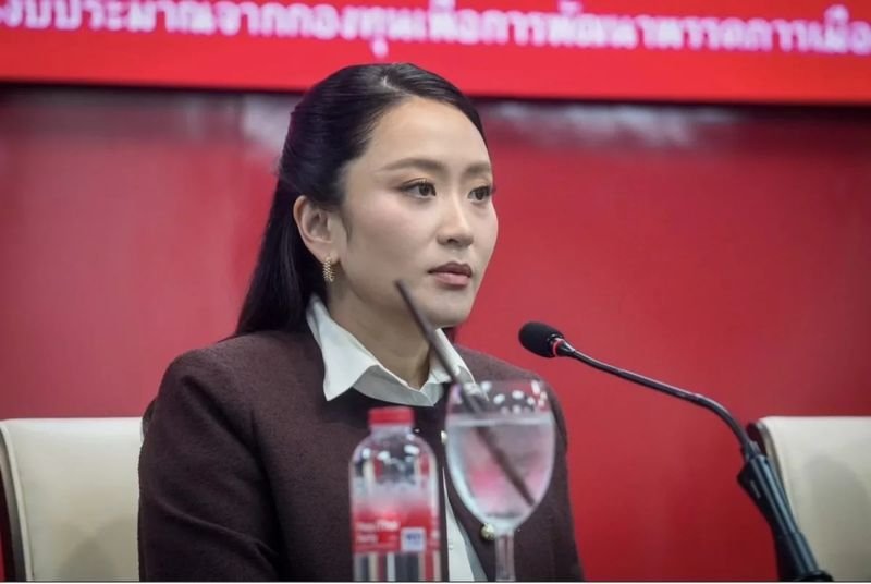 Das durchgesickerte Telefongespräch zwischen der ehemaligen Premierministerin Paetongtarn Shinawatra und dem kambodschanischen Senatspräsidenten Hun Sen – den sie vertraulich mit „Onkel“ ansprach – gilt als ein entscheidender Moment in der modernen thailändischen Politik. Was zunächst wie ein peinlicher diplomatischer Fehltritt aussah, war der Auslöser für den Zusammenbruch ihrer Regierung und letztlich für eine Verschlechterung der thailändisch-kambodschanischen Beziehungen