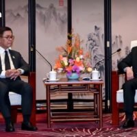 Der thailändische Außenminister Sihasak traf sich in Yunnan mit dem chinesischen Präsidenten Wang Yi und forderte Peking auf, zur Aufrechterhaltung des Waffenstillstands beizutragen und Kambodscha im Vorfeld der Gespräche am 28. und 29. Dezember ein Signal gegen einen erneuten Konflikt zu senden.