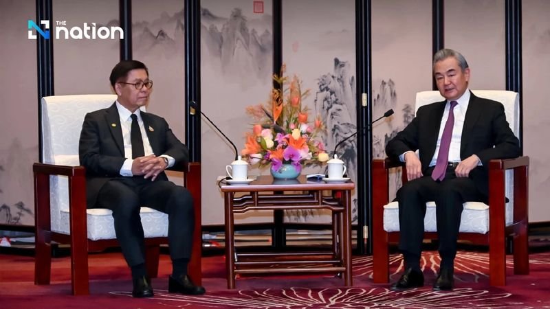 Der thailändische Außenminister Sihasak traf sich in Yunnan mit dem chinesischen Präsidenten Wang Yi und forderte Peking auf, zur Aufrechterhaltung des Waffenstillstands beizutragen und Kambodscha im Vorfeld der Gespräche am 28. und 29. Dezember ein Signal gegen einen erneuten Konflikt zu senden.