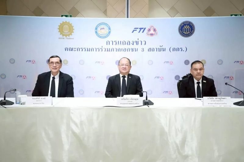 Kriengkrai Thiennukul, Vorsitzender des Verbandes der thailändischen Industrie, sagte am Mittwoch auf der Sitzung des Gemeinsamen Ständigen Ausschusses für Handel, Industrie und Bankwesen (JSCCIB), dass die Überschwemmungen in Südthailand allein im Dezember voraussichtlich zu Einkommensverlusten in Höhe von 20 bis 30 Milliarden Baht führen und das BIP des vierten Quartals um 0,1 bis 0,2 % verringern werden.