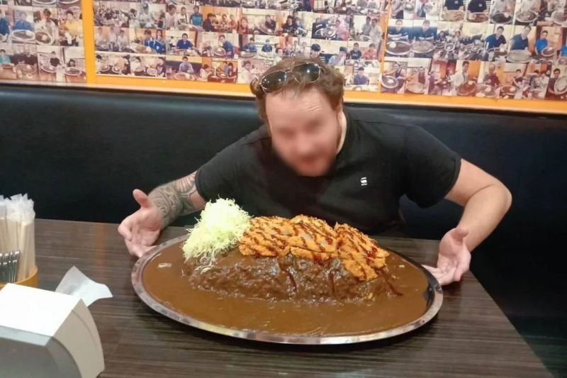 Ein beliebtes Curry-Restaurant in Bangkok hat bekannt gegeben, dass ein Ausländer, der nach der Teilnahme an einer Essensherausforderung 30.000 Baht einstrich, später des Betrugs überführt wurde. Später wurde beobachtet, wie er sich während der Herausforderung Reis in die Taschen seiner Kleidung stopfte.