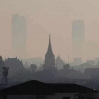 . Laut der Geo-Informatik- und Weltraumtechnologie-Entwicklungsagentur (Gistda) erreichte der Feinstaub am Dienstagmorgen in Bangkok und 26 Provinzen, vorwiegend in der Zentralebene, gesundheitsgefährdende Werte. Gistda meldete um 9 Uhr morgens, dass die Feinstaubbelastung (PM2,5) in den betroffenen Gebieten zwischen 38,2 und 67,9 Mikrogramm pro Kubikmeter (µg/m³) lag. Der von der thailändischen Regierung festgelegte Grenzwert für PM2,5 beträgt 37,5 µg/m³. Die Provinz Saraburi verzeichnete mit 67,9 µg/m³ den höchsten Wert.