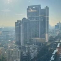 . Laut der Geo-Informatik- und Weltraumtechnologie-Entwicklungsagentur (Gistda) wurden in Bangkok und 45 Provinzen in den vergangenen 24 Stunden gesundheitsgefährdende Feinstaubwerte gemessen. Der größte Teil Thailands liegt noch immer unter dichtem Smog, berichtet die lokale Presse.