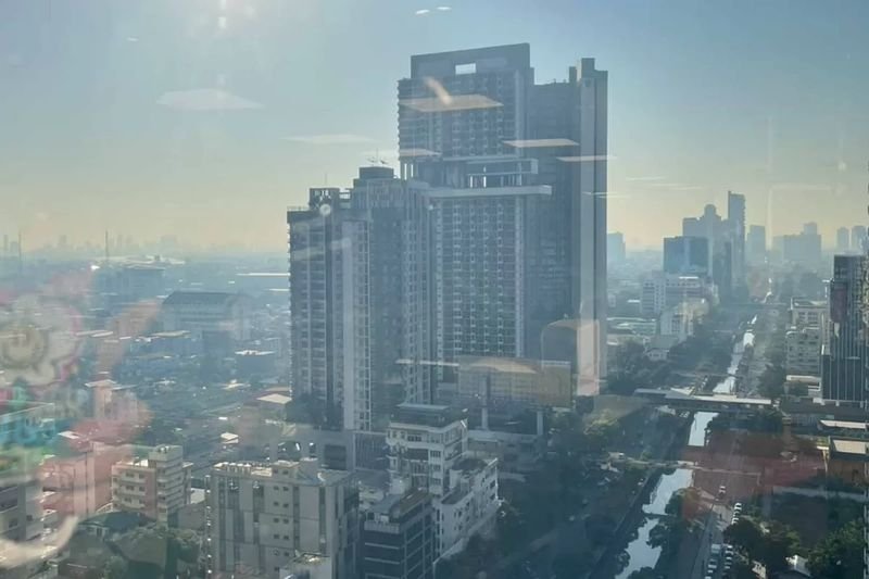 . Laut der Geo-Informatik- und Weltraumtechnologie-Entwicklungsagentur (Gistda) wurden in Bangkok und 45 Provinzen in den vergangenen 24 Stunden gesundheitsgefährdende Feinstaubwerte gemessen. Der größte Teil Thailands liegt noch immer unter dichtem Smog, berichtet die lokale Presse.