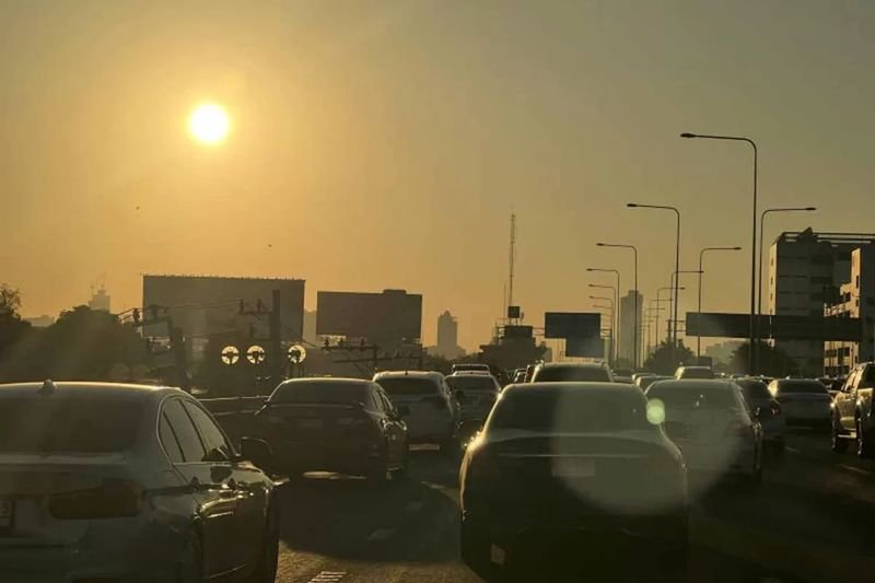 In weiten Teilen des Landes litten die Menschen auch am Mittwoch weiterhin unter gesundheitsschädlichen Luftverschmutzungswerten. In Bangkok und zehn nahegelegenen Provinzen wurde erneut Smog der Stufe Rot gemessen, der die Gesundheit stark beeinträchtigt.