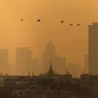 Die Öffentlichkeit wurde zur Vorsicht aufgerufen, da die Konzentration von PM2,5, winzigen Feinstaubpartikeln, die die Lunge gefährlich verstopfen können, vom 20. bis 26. Dezember in vielen Teilen des Landes, insbesondere in Bangkok und Umgebung, aufgrund stehender Luft stark ansteigt, berichtete ein Fernsehsender heute Nachmittag.