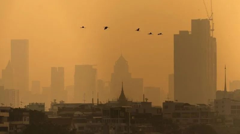 Die Öffentlichkeit wurde zur Vorsicht aufgerufen, da die Konzentration von PM2,5, winzigen Feinstaubpartikeln, die die Lunge gefährlich verstopfen können, vom 20. bis 26. Dezember in vielen Teilen des Landes, insbesondere in Bangkok und Umgebung, aufgrund stehender Luft stark ansteigt, berichtete ein Fernsehsender heute Nachmittag.