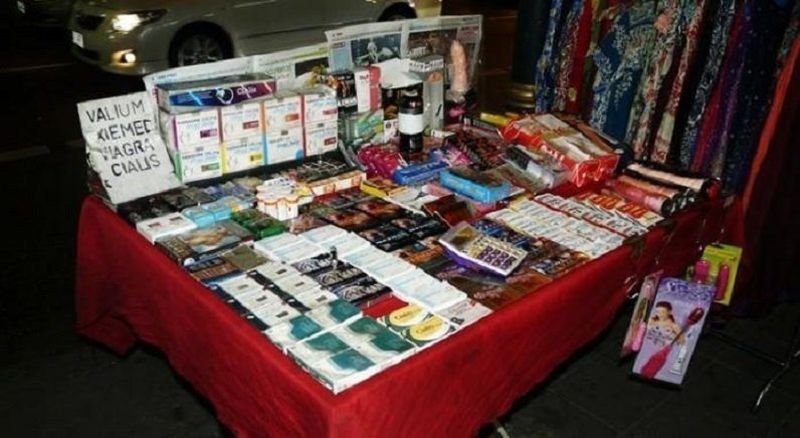 Bei einer weiteren Razzia nahm die thailändische Polizei kürzlich einen Inder fest, der im Besitz zahlreicher illegaler Sexspielzeuge war. Dies unterstreicht die anhaltende Nachfrage nach solchen Artikeln in Thailand, trotz deren legalem Status. Der florierende Schwarzmarkt versorgt die Bevölkerung weiterhin mit diesen Waren und verschärft damit die rechtlichen und sicherheitsrelevanten Bedenken.