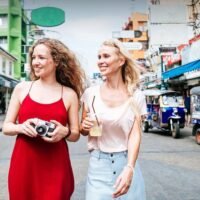 Die thailändische Tourismusbehörde (TAT) hat eine ehrgeizige Strategie für 2026 aufgestellt, die darauf abzielt, Tourismuseinnahmen in Höhe von rund 2,78 Billionen Baht zu generieren – ein Anstieg um 7 % gegenüber den geschätzten 2,6 Billionen Baht im Jahr 2025 – indem höherwertige Reisen priorisiert und gleichzeitig das Vertrauen nach einem Jahr, das von zahlreichen Herausforderungen geprägt war, wiederhergestellt wird.