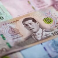 Die thailändische Zentralbank bereitet neue Maßnahmen vor, um den Aufwertungsdruck auf den Baht zu dämpfen. Hintergrund ist die starke Aufwertung des Baht um 7 % gegenüber dem US-Dollar in diesem Jahr, die Besorgnis um die Export- und Tourismusbranche des Landes ausgelöst hat. Die Bank von Thailand (BoT) erklärte, sie beobachte die Volatilität genau und werde gegebenenfalls intervenieren, um die Auswirkungen auf Unternehmen zu begrenzen.