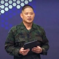 Die thailändischen Streitkräfte geben an, dass Kambodscha auch nach der um 22 Uhr verkündeten Waffenruhe weiterhin BM-21-Raketen und Artilleriegeschosse abgefeuert habe, und schätzen die Zahl der bisher getöteten kambodschanischen Soldaten auf 221.