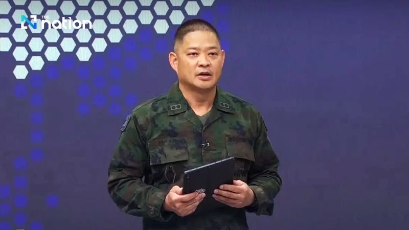 Die thailändischen Streitkräfte geben an, dass Kambodscha auch nach der um 22 Uhr verkündeten Waffenruhe weiterhin BM-21-Raketen und Artilleriegeschosse abgefeuert habe, und schätzen die Zahl der bisher getöteten kambodschanischen Soldaten auf 221.