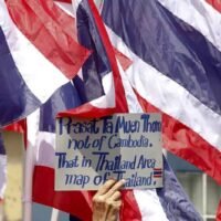 Die politische Lage in Thailand war 2025 von Konflikten zwischen Thailand und Kambodscha geprägt, die in bewaffnete Auseinandersetzungen eskalierten. Innenpolitisch erlebte Thailand zwei Regierungswechsel, bevor das Parlament im Vorfeld der Wahlen am 8. Februar 2026 aufgelöst wurde. Es war insgesamt ein politisch turbulentes Jahr.