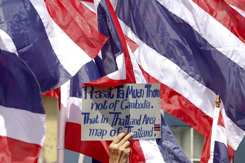 Die politische Lage in Thailand war 2025 von Konflikten zwischen Thailand und Kambodscha geprägt, die in bewaffnete Auseinandersetzungen eskalierten. Innenpolitisch erlebte Thailand zwei Regierungswechsel, bevor das Parlament im Vorfeld der Wahlen am 8. Februar 2026 aufgelöst wurde. Es war insgesamt ein politisch turbulentes Jahr.