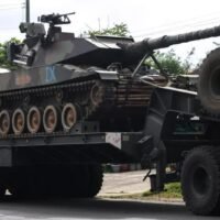 . Kambodscha teilte mit, dass thailändische Streitkräfte, darunter Kampfflugzeuge, am Samstagmorgen weiterhin Ziele jenseits der umstrittenen Grenze angriffen, nur wenige Stunden nachdem US-Präsident Donald Trump behauptet hatte, einen Waffenstillstand vermittelt zu haben. „Die thailändischen Streitkräfte haben die Bombardierungen noch nicht eingestellt und setzen sie fort“, teilte das kambodschanische Informationsministerium mit.