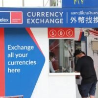 Die Währung hat in den letzten Wochen an Wert gewonnen, aber die für diesen Monat erwartete Zinssenkung dürfte helfen. Die thailändische Zentralbank will den rasanten Anstieg des Baht stoppen. Die von der Bank von Thailand vorgeschlagenen Steuerreformen, die Verschärfung der Goldaufsicht und eine erwartete Zinssenkung könnten den Aufwärtsdruck auf den Baht verringern, der seit Jahresbeginn um fast 7 % aufgerüstet hat und nun bei über 32 Baht zum US-Dollar notiert, so Experten.