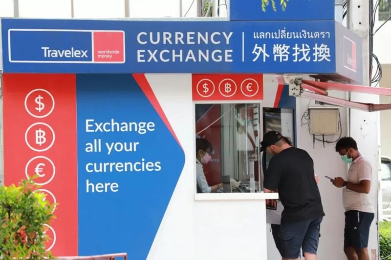 Die Währung hat in den letzten Wochen an Wert gewonnen, aber die für diesen Monat erwartete Zinssenkung dürfte helfen. Die thailändische Zentralbank will den rasanten Anstieg des Baht stoppen. Die von der Bank von Thailand vorgeschlagenen Steuerreformen, die Verschärfung der Goldaufsicht und eine erwartete Zinssenkung könnten den Aufwärtsdruck auf den Baht verringern, der seit Jahresbeginn um fast 7 % aufgerüstet hat und nun bei über 32 Baht zum US-Dollar notiert, so Experten.