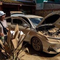 Die zunehmenden Diskrepanzen zwischen den offiziellen Zahlen der Fluttoten und den Angaben von Rettungshelfern haben die Besorgnis der Öffentlichkeit über das wahre Ausmaß der Katastrophe von Hat Yai verstärkt. Das Gesundheitsministerium bestätigte am Montag, dass die Zahl der Todesopfer durch Überschwemmungen in acht südlichen Provinzen 170 erreicht hat, wobei die höchste Zahl in Songkhla mit 140 Todesfällen verzeichnet wurde.