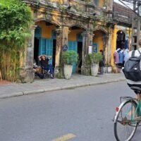 Vietnam wird dieses Jahr voraussichtlich einen Rekordwert von 21 Millionen ausländischen Touristen verzeichnen, was die starke Erholung des Landes von der Covid-19-Pandemie widerspiegelt, teilte das Kulturministerium mit, trotz chronischer Luftverschmutzung und tödlicher Überschwemmungen. Mit seiner langen Küstenlinie, seinen natürlichen Landschaften und seiner reichen Geschichte und Kultur hat sich Vietnam zu einem der beliebtesten Reiseziele in Südostasien entwickelt.