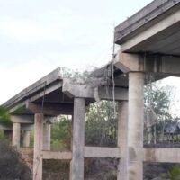Die königlich thailändische Luftwaffe zerstörte am frühen Samstagmorgen die Chum-Nea-Brücke in der Provinz Pursat in Kambodscha mit Bomben, die von zwei F-16-Kampfjets abgeworfen wurden, als Reaktion auf Meldungen der thailändischen Marine über laufende kambodschanische Militärverstärkungen in Grenznähe.