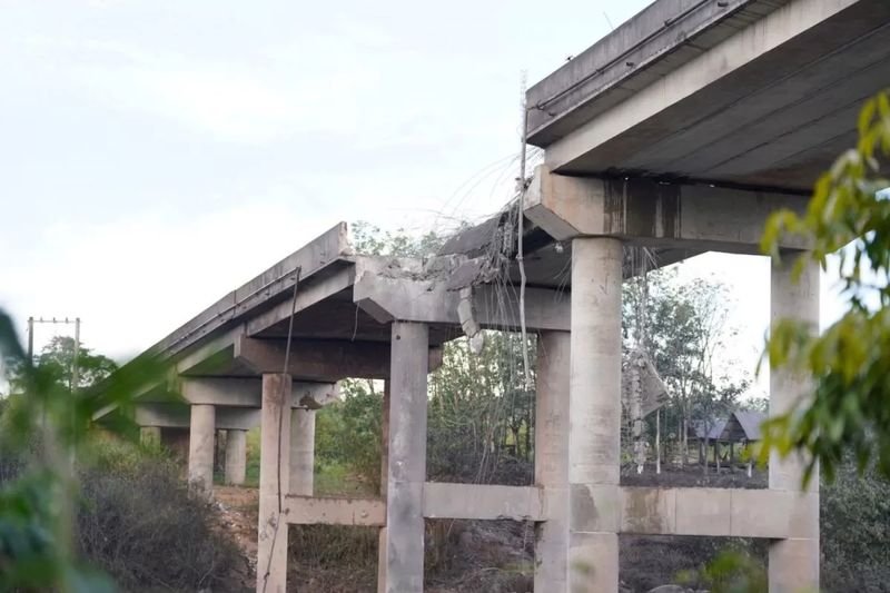 Die königlich thailändische Luftwaffe zerstörte am frühen Samstagmorgen die Chum-Nea-Brücke in der Provinz Pursat in Kambodscha mit Bomben, die von zwei F-16-Kampfjets abgeworfen wurden, als Reaktion auf Meldungen der thailändischen Marine über laufende kambodschanische Militärverstärkungen in Grenznähe.