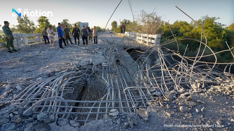 Eine thailändische F-16 bombardiert die O'Chik-Brücke auf der Strecke Siem Reap–Oddar Meanchey.