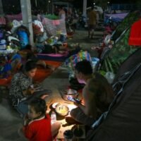 US-Präsident Donald Trump erklärte am Freitag, Thailand und Kambodscha hätten sich darauf geeinigt, die Kämpfe entlang ihrer umstrittenen Grenze einzustellen, bei denen in dieser Woche mindestens 20 Menschen ums Leben gekommen sind. Die jüngsten Kämpfe zwischen den südostasiatischen Nachbarn, die auf einen langjährigen Streit über die Grenzziehung in der Kolonialzeit entlang ihrer 800 Kilometer langen Grenze zurückzuführen sind, haben außerdem rund eine halbe Million Menschen auf beiden Seiten vertrieben.