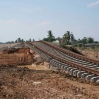 Durch Überschwemmungen beschädigte Bahnstrecken behindern den Verkehr im Süden. Vier Zugverbindungen im Süden wurden gestrichen, andere angepasst. Schwere Überschwemmungsschäden an den Gleisen haben die thailändische Staatsbahn (SRT) veranlasst, ab Montag vier reguläre Zugverbindungen zwischen Bangkok und dem Süden zu streichen und sechs weitere zu verkürzen.