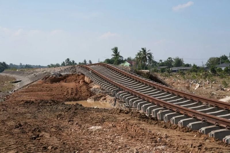 Durch Überschwemmungen beschädigte Bahnstrecken behindern den Verkehr im Süden. Vier Zugverbindungen im Süden wurden gestrichen, andere angepasst.Schwere Überschwemmungsschäden an den Gleisen haben die thailändische Staatsbahn (SRT) veranlasst, ab Montag vier reguläre Zugverbindungen zwischen Bangkok und dem Süden zu streichen und sechs weitere zu verkürzen.