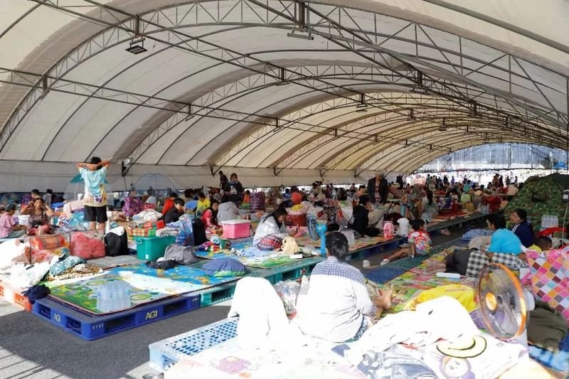 Kambodscha hat alle Grenzübergänge zu Thailand bis auf weiteres geschlossen. Dadurch wird die Rückkehr thailändischer Staatsangehöriger verhindert, die seit Tagen festsitzen, da die Kämpfe zwischen den beiden Streitkräften entlang der Grenze andauern