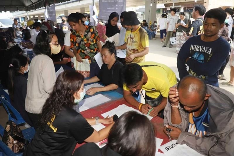 Die Regierung entschuldigt sich für Verzögerung bei der Fluthilfe. Die Bürokratischen Hürden bei der Registrierung wurden abgebaut und die Fristen nach zahlreichen öffentlichen Beschwerden verlängert.Die Regierung hat sich entschuldigt, nachdem die Website des Katastrophenschutzministeriums am Mittwoch zusammengebrochen war und dadurch die Registrierung für die Auszahlung von Fluthilfen an die von den Überschwemmungen im Süden Betroffenen beeinträchtigt wurde.