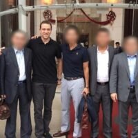 Fotos von Premierminister Anutin Charnvirakul und Finanzministerin Ekniti Nitithanprapas mit dem mutmaßlichen Betrüger Benjamin Mauerberger, bekannt als Ben Smith, verbreiteten sich kurz nach einer Pressekonferenz zu einem Vorgehen gegen große Betrügernetzwerke rasant im Internet. Dies führte zu öffentlicher Kritik und Forderungen nach Erklärungen von beiden Politikern.