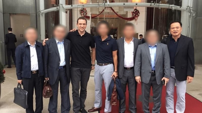 Fotos von Premierminister Anutin Charnvirakul und Finanzministerin Ekniti Nitithanprapas mit dem mutmaßlichen Betrüger Benjamin Mauerberger, bekannt als Ben Smith, verbreiteten sich kurz nach einer Pressekonferenz zu einem Vorgehen gegen große Betrügernetzwerke rasant im Internet. Dies führte zu öffentlicher Kritik und Forderungen nach Erklärungen von beiden Politikern.