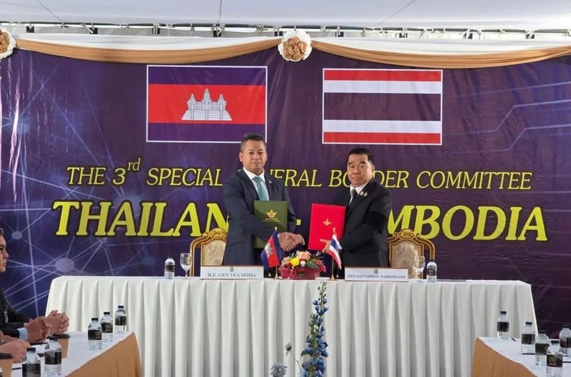 Der thailändische Verteidigungsminister General Nattaphon Narkphanit und sein kambodschanischer Amtskollege General Tea Seiha unterzeichneten am Samstag um 10:15 Uhr im Rahmen einer Sitzung des thailändisch-kambodschanischen Allgemeinen Grenzkomitees (GBC) am permanenten Grenzübergang Ban Phak Khat im Bezirk Pong Nam Ron eine gemeinsame Erklärung. Die Waffenruhe trat um 12:00 Uhr in Kraft.