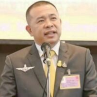 . Das thailändische Strafgericht hat ein wegweisendes Urteil gegen den Geschäftsmann Prasit Jeawkok gefällt und ihn wegen betrügerischer Kreditgeschäfte zu insgesamt 1.210 Jahren Haft verurteilt, obwohl das thailändische Recht die vollstreckbare Strafe auf 20 Jahre begrenzt. Das Urteil unterstreicht das Ausmaß der Straftaten und bestätigt gleichzeitig, dass Prasit die gesetzliche Höchststrafe verbüßen wird.