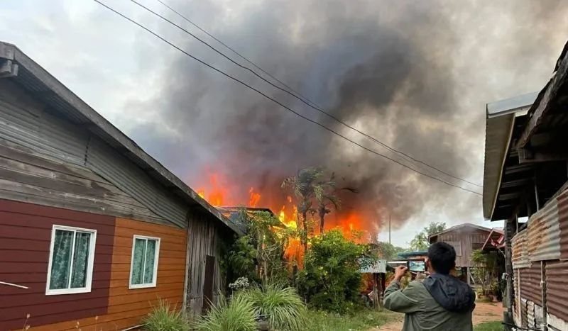 Die Spannungen in der Provinz Sa Kaeo eskalierten heute Morgen (22. Dezember) inmitten anhaltender Zusammenstöße zwischen thailändischen und kambodschanischen Truppen. Granaten trafen eine Ortschaft im Bezirk Khok Sung, verursachten erhebliche Schäden und lösten einen Brand aus, berichtete Amarin TV.