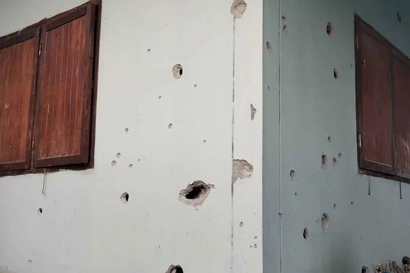 Nach erneuten bewaffneten Auseinandersetzungen wurden fast 1000 Schulen entlang der thailändisch-kambodschanischen Grenze vorsorglich geschlossen, sagte Bildungsminister Narumon Pinyosinwat am Dienstag.Laut dem Büro der Kommission für Grundbildung (Obec) stieg die Zahl der Schulschließungen von etwas über 600 am Montag auf 990 am Dienstagnachmittag.